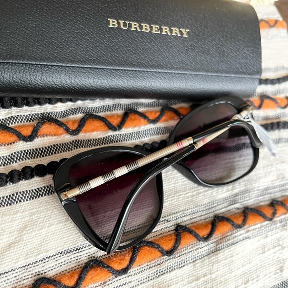 New 🖤 Burberry sunglasses butterfly polarized - Picture 9 of 10